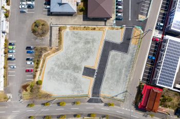 第一中学校の駐車場を拡張する工事です。