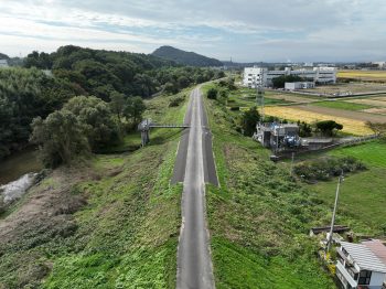 堤防に防草シートを設置する工事です。