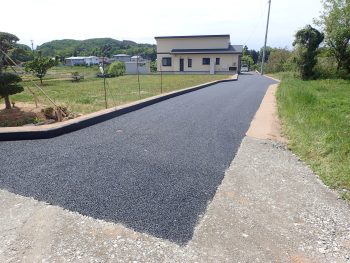 水たまりや段差等が無くなり、車の出入りがスムーズになりました。又L型擁壁を設置することにより、敷地が広く使えるようになりました。