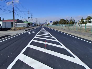アサヒビール(株)福島工場から工業団地方面へ西へ伸びる道路です。<br />
経年劣化により、道路の線が薄くなってしまっていた状態でした。<br />
人の命にかかわるため、気を引き締めてしっかり整備しました。