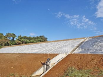 護岸工事とは主に堤防を増強する工事です。<br />
大雨や地震によって生じる河川の氾濫などから人々を守るために行います。